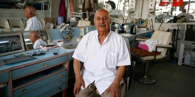 Elmalı’nın 66 yıllık “Yavuz berber”i mesleğini ilk günkü şevkle yapıyor