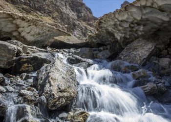 Irak’ın güneyindekiler sıcaklarla kavrulurken kuzeydekiler ise karlı bölgelerde serinliyor