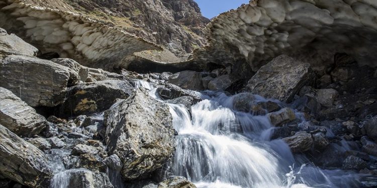 Irak’ın güneyindekiler sıcaklarla kavrulurken kuzeydekiler ise karlı bölgelerde serinliyor