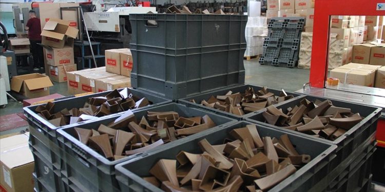 Atık plastikten ürettiği mobilya aksesuar ve malzemeleri 17 ülkeye ihraç ediyor
