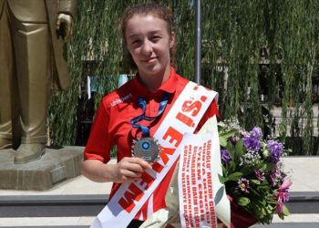 Dünya ikincisi milli güreşçi Eylem Engin, memleketinde davul zurnayla karşılandı