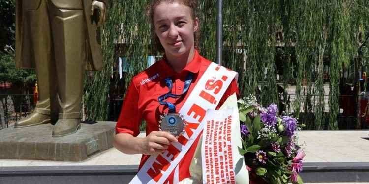 Dünya ikincisi milli güreşçi Eylem Engin, memleketinde davul zurnayla karşılandı