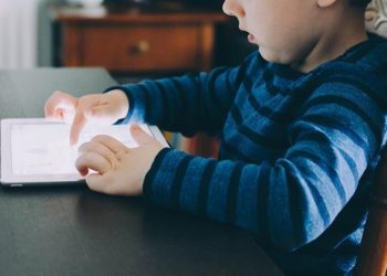 Çocukların ekran karşısında geçirdiği zaman gelişimlerini geciktiriyor