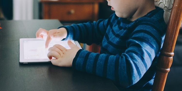 Çocukların ekran karşısında geçirdiği zaman gelişimlerini geciktiriyor