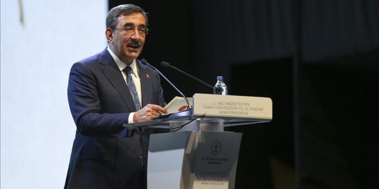 Bize düşen, Hacı Bektaş Veli gibi iyiliklerin yanında, kötülüklerin karşısında olmaktır