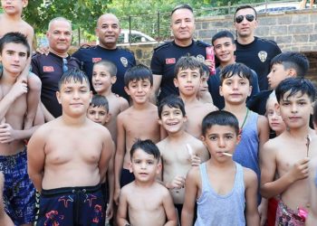 Diyarbakır'da polisten aşırı sıcaklardan bunalan çocuklara dondurma ikramı