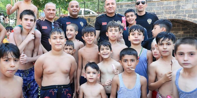 Diyarbakır'da polisten aşırı sıcaklardan bunalan çocuklara dondurma ikramı