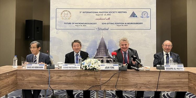 Beyin cerrahisi İstanbul’da ele alınıyor