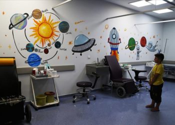 Hastane duvarları depremzede çocukların hayal dünyasıyla renkleniyor