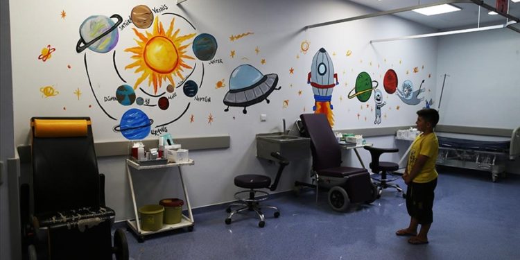 Hastane duvarları depremzede çocukların hayal dünyasıyla renkleniyor