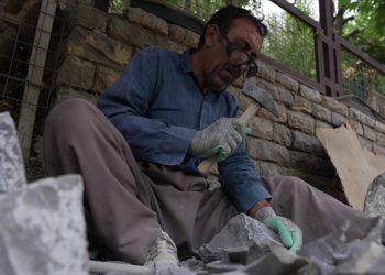 Iraklı işçiler 50 dereceyi bulan sıcaklarda ekmeklerini "taştan" çıkarıyor