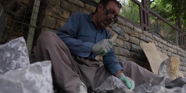 Iraklı işçiler 50 dereceyi bulan sıcaklarda ekmeklerini "taştan" çıkarıyor