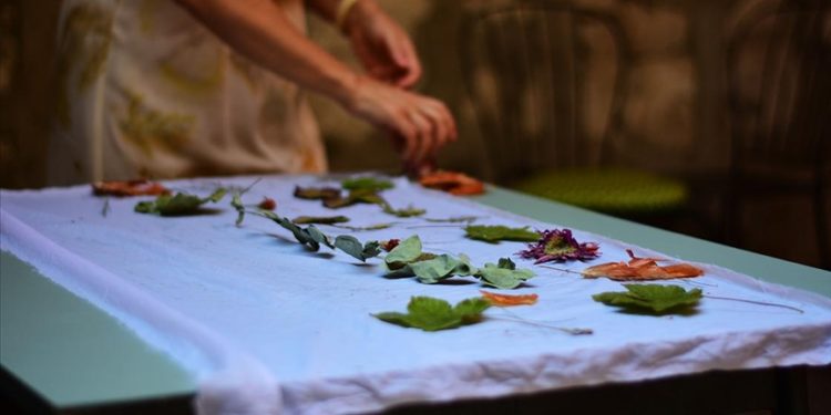Eskişehirli sanatçı atık ürünleri “ekolojik baskı”yla hayata döndürüyor