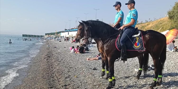 Van'da atlı birlikler, vatandaşları boğulma vakalarına karşı bilgilendirdi