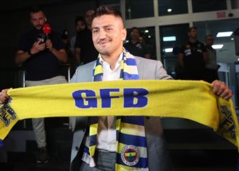 Cengiz Ünder, Fenerbahçe için İstanbul’a geldi