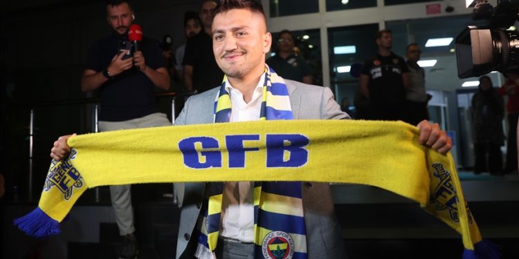 Cengiz Ünder, Fenerbahçe için İstanbul’a geldi