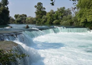 Antalya'da sıcaktan bunalanlar Manavgat Şelalesi'nde serinliyor