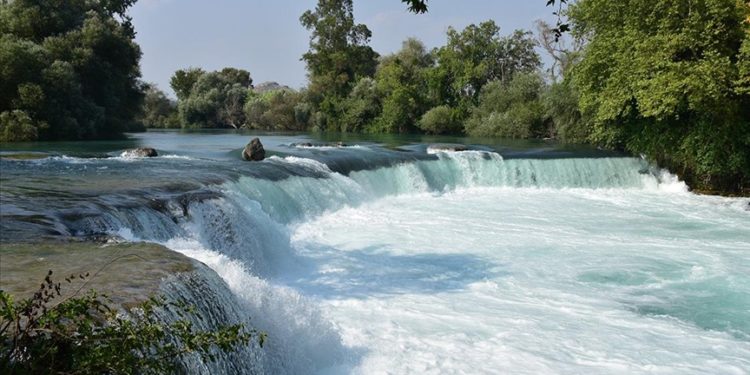 Antalya'da sıcaktan bunalanlar Manavgat Şelalesi'nde serinliyor