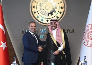 Bakan Kacır, Suudi mevkidaşıyla bir araya geldi