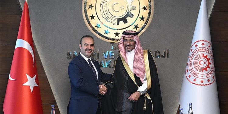 Bakan Kacır, Suudi mevkidaşıyla bir araya geldi