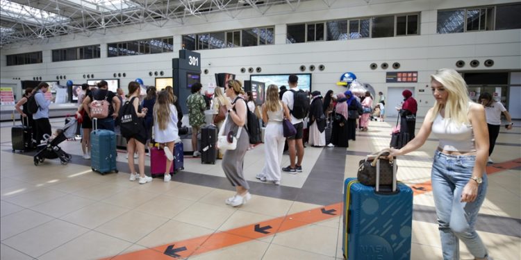 Antalya'ya hava yoluyla gelen turist sayısı 9 milyonu aştı