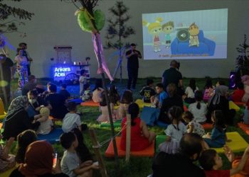 Etlik Şehir Hastanesi'nde tedavi gören minikler, açık hava sinema etkinliğinde buluştu