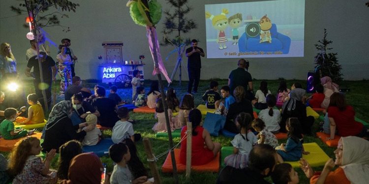 Etlik Şehir Hastanesi'nde tedavi gören minikler, açık hava sinema etkinliğinde buluştu