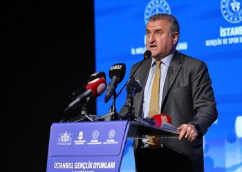 Biz gençlerimizin emrindeyiz. Her zaman onların yanındayız