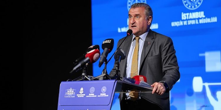 Biz gençlerimizin emrindeyiz. Her zaman onların yanındayız