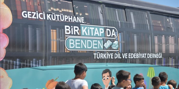 “Bir Kitap da Benden Projesi” ile depremzedelere 300 binden fazla kitap ulaştı
