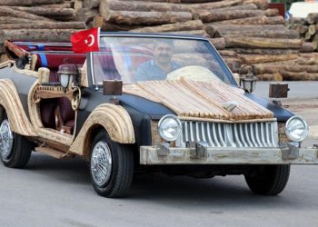 Sivaslı bağlama ve mobilya ustalarının ahşapla kapladığı otomobil ilgi odağı oldu