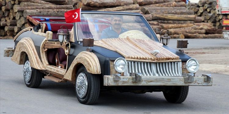 Sivaslı bağlama ve mobilya ustalarının ahşapla kapladığı otomobil ilgi odağı oldu