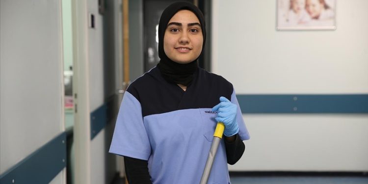 Temizlik personeli olarak çalıştığı üniversitenin tıp fakültesini kazandı