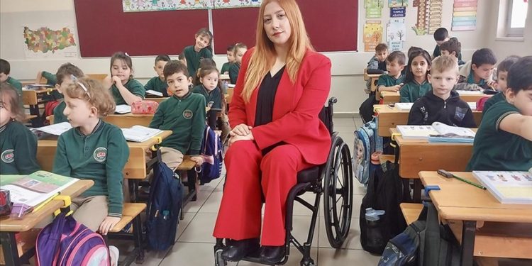 Ara verdiği mesleğine geçen yıl başlayan Nagehan öğretmen, öğrencileriyle özlem giderdi