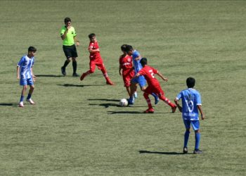 Depremzede çocuklar “kaybedenin olmadığı” futbol turnuvasında moral buluyor