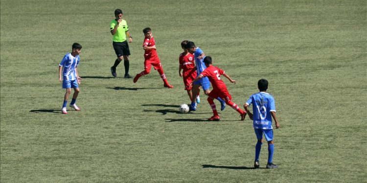 Depremzede çocuklar “kaybedenin olmadığı” futbol turnuvasında moral buluyor