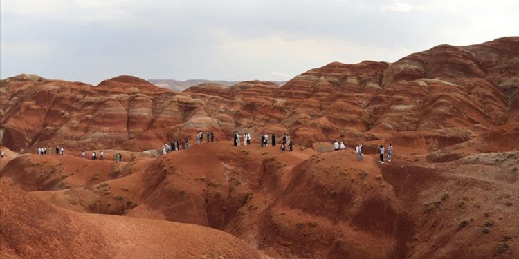 Iğdır’a atanan öğretmenler için Gökkuşağı Tepeleri ve Tuz Dağı gezisi