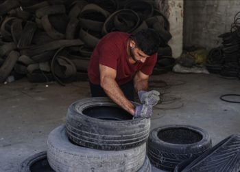 Gazzeli genç hayata geçirdiği “çevre dostu” projeyle eski lastikleri ekonomiye kazandırıyor