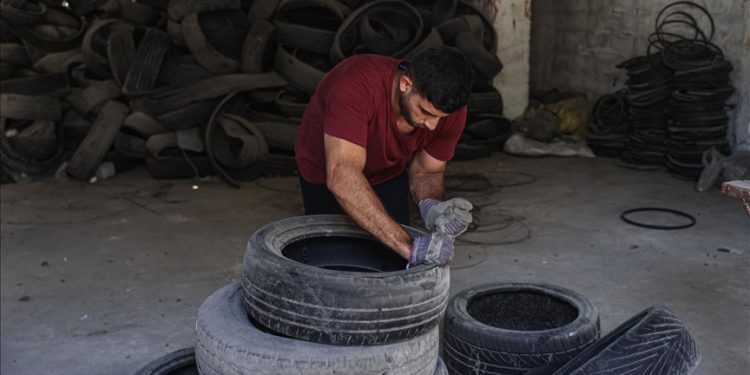 Gazzeli genç hayata geçirdiği “çevre dostu” projeyle eski lastikleri ekonomiye kazandırıyor