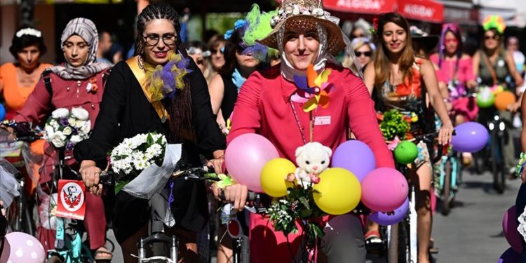 “Süslü Kadınlar Bisiklet Turu” düzenlendi