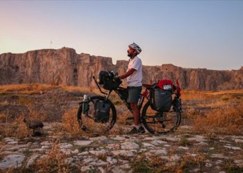 Kanserden vefat eden annesi anısına bisikletiyle dünyayı dolaşacak