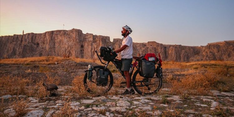 Kanserden vefat eden annesi anısına bisikletiyle dünyayı dolaşacak