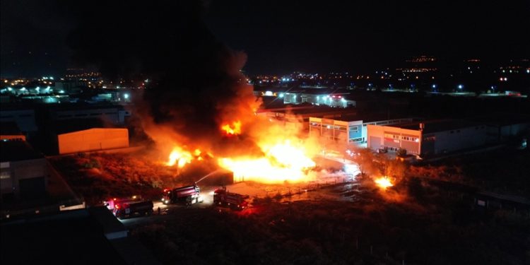 Manisa’da geri dönüşüm fabrikasında çıkan yangın kontrol altına alındı