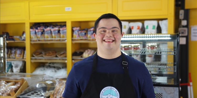 Down sendromlu Ahmet'in çalışma hayali bir günlüğüne gerçek oldu