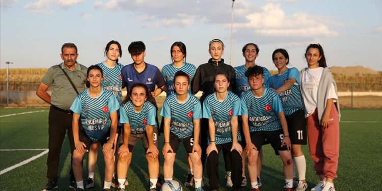 Muşlu kadın futbolcular 2. Lig hedefiyle play-in maçlarına hazırlanıyor