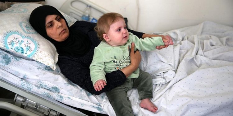 Depremde eşi ve 2 çocuğunu kaybeden kadın, 9 aylık kızıyla hayata tutunuyor