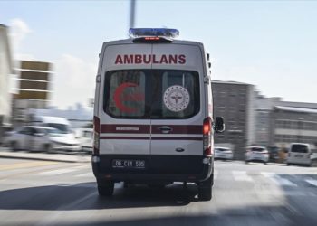 Hayat kurtarmak için zamanla yarışan ambulans ekibinin trafikteki mücadelesi