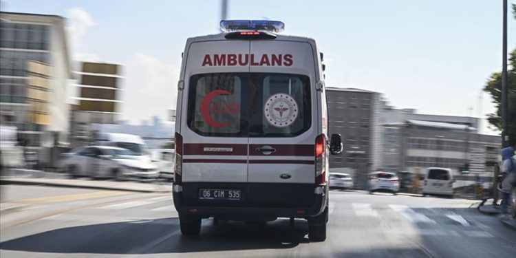 Hayat kurtarmak için zamanla yarışan ambulans ekibinin trafikteki mücadelesi