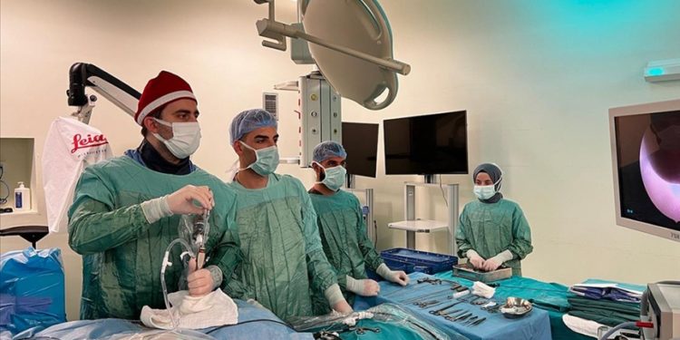 Bel fıtığından “5 milimetrelik kesiyle” 1 saatte kurtuluyorlar