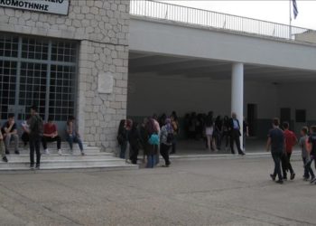 Batı Trakyalı Türkler, azınlık okulunda dönüşümlü eğitimi protesto ediyor